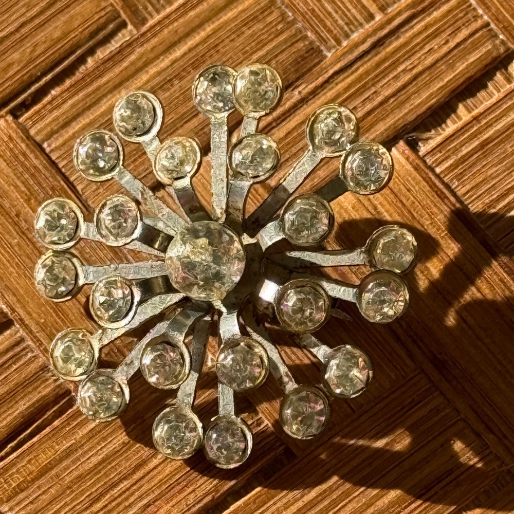 Vintage Costume Jewelry Brooche with Clear Stones in Snowflake Shape